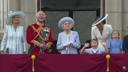 영국의 엘리자베스 2세 여왕의 즉위 70주년 기념행사 첫날인 지난 2일(현지시각) 여왕의 증손자인 네 살배기 루이 왕자가 전 세계 네티즌들의 눈길을 사로잡았다. 영상은 이날 영국왕립공군(RAF)의 곡예비행 행사에 참석한 영국 왕실 관계자들 모습. /영상=영국 매체 데일리메일 공식 유튜브