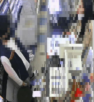 늦은 시간 편의점 아르바이트 직원의 뺨을 때리고 계산대 위 물건을 넘어트리는 등 난동 핀 여성의 처벌 결과가 밝혀졌다. 영상은 지난 3월11일 자정이 조금 넘은 시간 편의점을 방문한 B씨와 시비가 붙어 폭행을 당하는 모습. /영상=온라인 커뮤니티 캡처