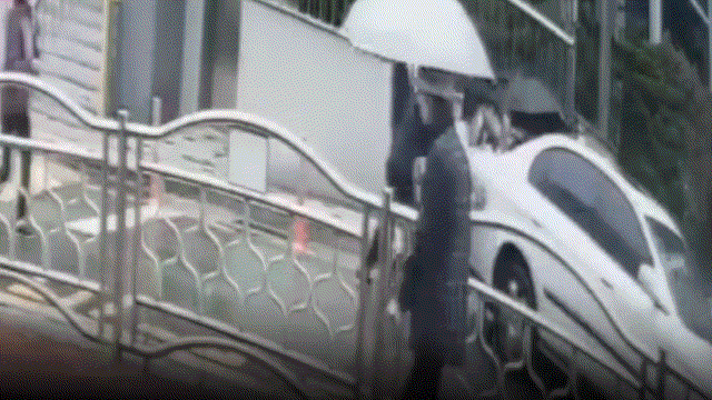 서울 동대문구에서 한 배달기사가 차량 밑에 깔리자 시민들이 힘을 모아 구출하는 훈훈한 장면이 연출됐다. /영상=서울경찰 페이스북 갈무리
