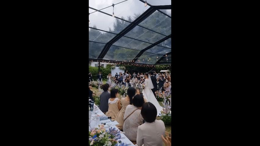 가수 겸 배우 장나라(42)가 가족과 동료, 지인들의 축복 속 결혼식을 올렸다. /사진=장성원 인스타그램