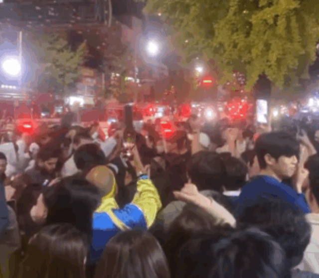 이태원 핼러윈 참사가 벌어진 구조 현장에서 일부 시민들이 노래를 부르고 춤을 추고 있다. /사진=유튜브 캡처