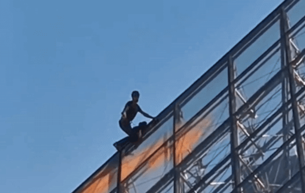 루브르 박물관 피라미드 위에서 주황색 페인트가 줄줄… 무슨 일?