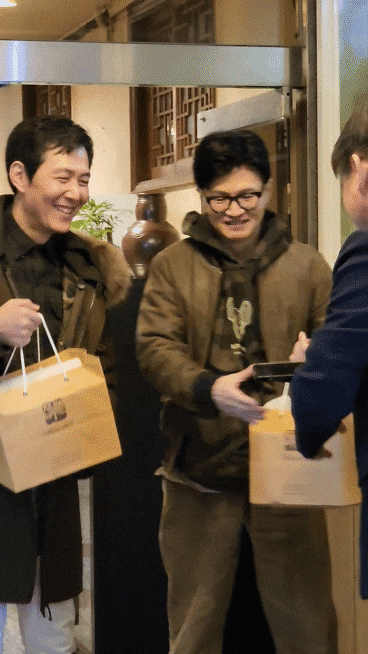 한동훈 법무부 장관과 배우 이정재가 서울 강남의 모 한식당에서 만남을 가졌다. 서울 현대고 동기동창(5기)인 둘의 친분이 알려진 것은 이번이 처음이다. /사진=온라인 커뮤니티 캡처