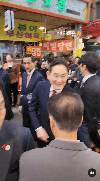 이재용 삼성전자 회장이 부산 깡통시장에 방문했을 당시 