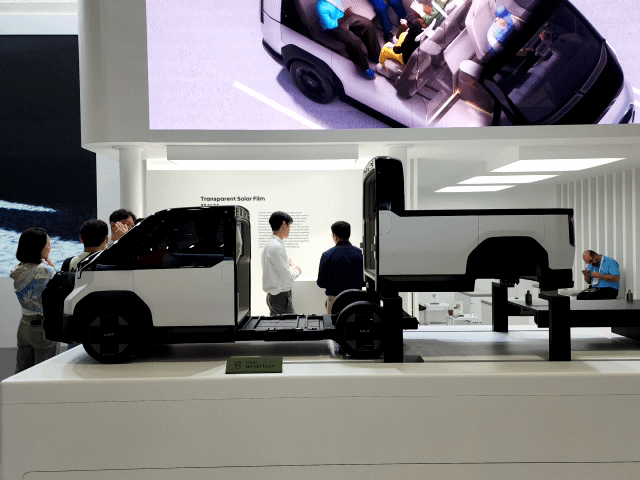 [르포] 전기차 올림픽 'EVS37'…PBV 끌고 충전기 밀고