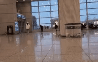 인천공항 한복판에서 테니스를 친 민폐 커플이 온라인에서 뭇매를 맞고 있다. /사진=보배드림 사회관계망서비스