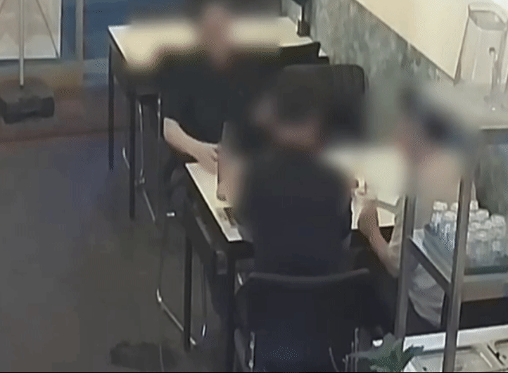 식당 바닥에 맥주를 버리고 식당을 망하게 해주겠다며 협박한 남성들의 모습이 공개돼 공분이 일고 있다. 사진은 A씨가 첨부한 CCTV 영상 중 한 남성이 맥주를 버리는 모습. /사진=온라인 커뮤니티 캡처