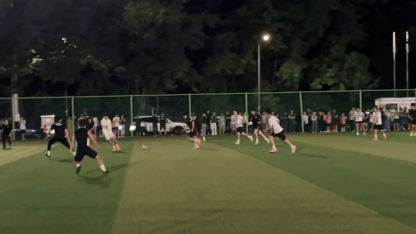 지난 27일 서울 광진구 아차산배수지체육공원 축구장에서 국가대표 공격수 손흥민(32 토트넘 훗스퍼)이 아마추어 축구인들과 경기를 즐겼다. 동영상은 경기에 나선 손흥민. /영상=에팸코리아