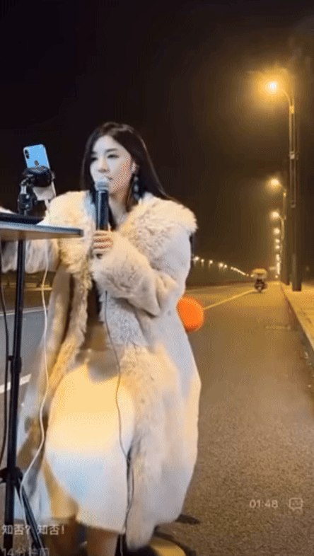도로에서 생방송을 진행 중이던 스트리머가 갑자기 달려온 검정 차량에 치였다. 사진은 지난 19일(현지시각) 중국 이펑닷컴에서 보도한 사고 장면./영상=웨이보 캡처