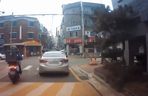 도보에서 뒤로 걷던 부부가 건널목을 지나던 차와 부딪혔다. /영상=유튜브 채널 