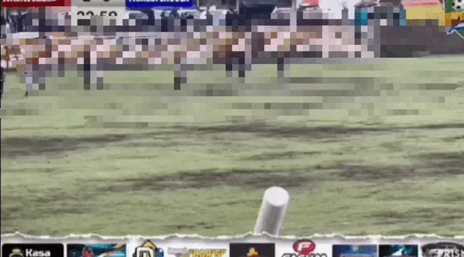 페루 한 축구경기장에 낙뢰가 떨어져 1명이 사망하고 4명이 다쳤다. 영상은 당시 라커룸으로 들어가던 선수들이 변을 당하는 장면. /영상=marca 캡처