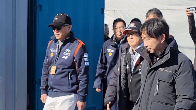 정의선 현대차그룹 회장이 토요다 아키오 토요타자동차 회장과 서비스파크 내 토요타 피트에서 걸어나오고 있다. /사진=토요타 공동취재단