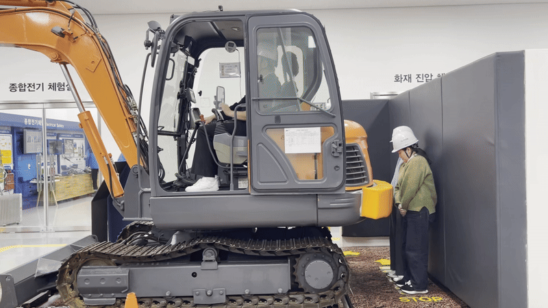 영상은 운전자와 사고자 역할을 나눈 뒤 협착 사고를 체험하는 모습. /영상=유찬우 기자