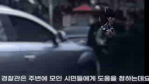 영상은 경찰관과 힘을 합쳐 차를 들어 올리는 시민들의 모습. /영상=유튜브 채널 