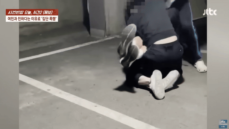 한 고등학생이 자신의 여자친구와 SNS로 메시지를 주고 받은 남학생을 집단 폭행했다. 영상은 지난 2일 방영된 JTBC 