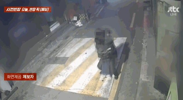 한 커플이 길거리에서 애정표현을 하다 넘어져 숙박업소 유리창을 깨고 도주한 사연이 전해졌다. 영상은 지난 6일 새벽 한 커플이 길거리에서 애정 행각을 벌이던 중 넘어지며 숙박업소 유리창을 부수는 모습. /영상=JTBC 