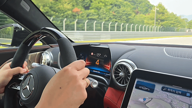 AMG GT 55의 스포츠 플러스 모드는 레이싱에 최적화된 주행 환경을 경험할 수 있도록 돕는다. 시속 190㎞대까지 속도가 나는 모습./사진=김이재 기자