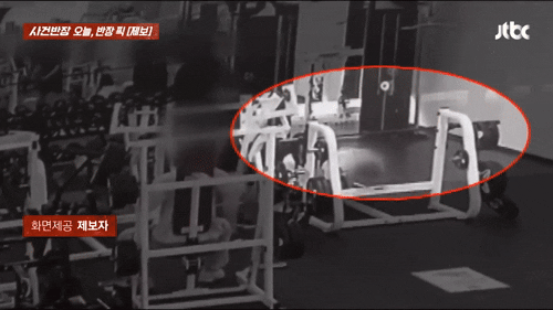 헬스장에서 지나가던 남성이 건드려 떨어진 20㎏ 바벨에 맞아 뇌진탕에 걸린 사연이 전해졌다. 영상은 헬스장에서 지나가던 남성이 바벨을 건드려 여성 얼굴 위로 떨어지는 모습. /영상=JTBC 