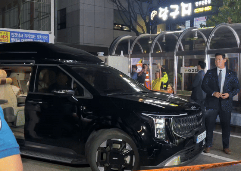 이재명 당선인은 3일 당선이 확실시되자 더불어민주당 지도부와 지지자들이 운집한 여의도로 향했다. 사진은 이재명 당선인과 김혜경 여사가 3일 자정께 민주당 당사에 도착한 모습.  /영상=김성아 기자