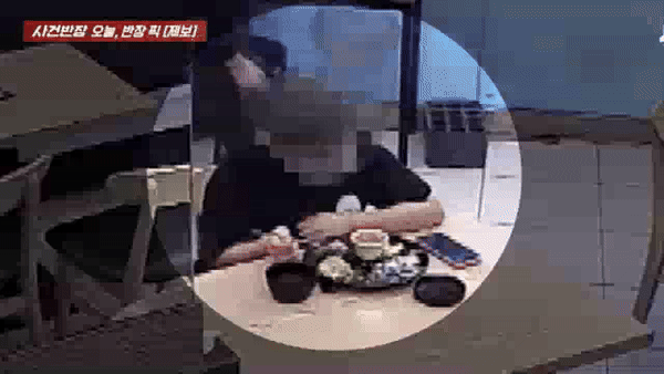 영상은 돈가스에 머리카락을 넣는 여성 손님의 모습. /영상=JTBC 