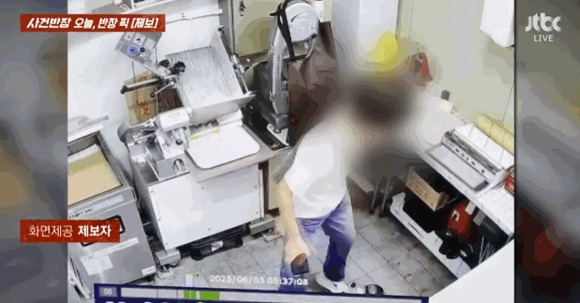 채용 하루 된 직원이 가불을 해주지 않는다는 이유로 정육점을 박살내 피해액이 1500만원에 달한다는 사연이 전해졌다. 영상은 채용 하루 된 직원이 정육점을 망가뜨리는 모습. /영상=JTBC 