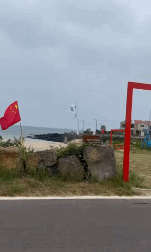  제주 우도 한 해변에 중국 국기인 오성홍기가 설치됐다가 철거되는 일이 벌어졌다.  /영상=스레드 캡