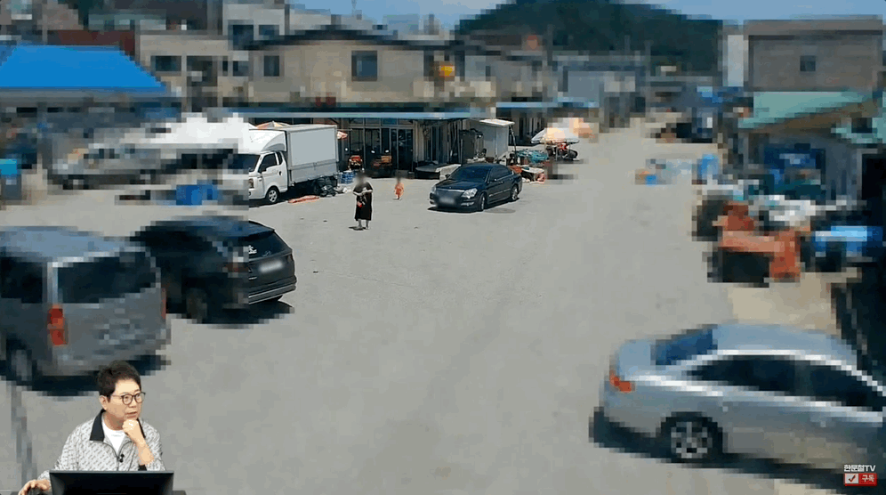 영상은 경북 한 주차장에서 15개월 아이가 차에 치이기 직전 모습. /영상=유튜브 채널 