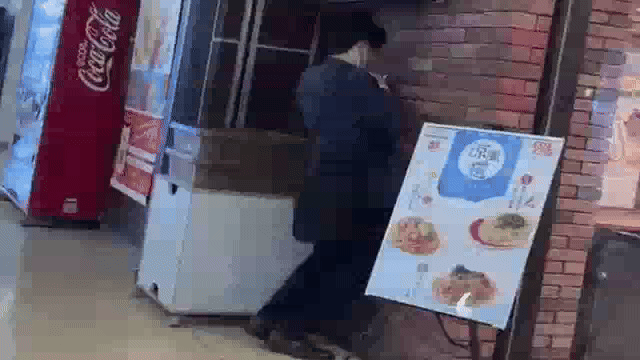 영상은 일본 삿포로역 한 도넛 가게 앞에서 음란행위를 하는 남성의 모습. /영상=엑스(X·옛 트위터) 캡처