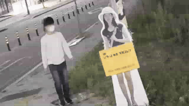 영상은 전주시 한 사거리에 설치된 이윤희씨 등신대를 훼손하는 40대 남성의 모습. /영상=유튜브 채널 