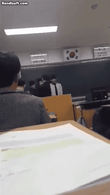 영상은 교사가 학생들의 뺨을 때리는 모습. /영상=보배드림 캡처
