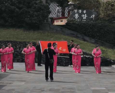중국 전통 의상인 치파오를 입은 여성들이 제주도 성산일출봉 동암사 인근에서 단체로 춤을 추는 장면이 누리꾼 사이에서 화제를 모으고 있다. /영상=온라인커뮤니티