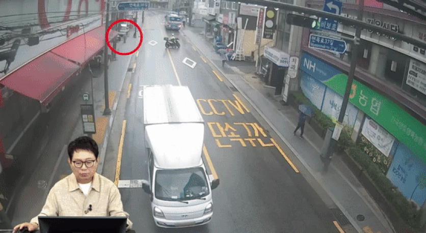노인이 무단횡단하다 오토바이에 치여 사망하는 사고가 발생했다. 영상은 서울 중랑구 면목동 한 도로에서 발생한 무단횡단자와 오토바이 사고 모습. /영상=유튜브 채널 