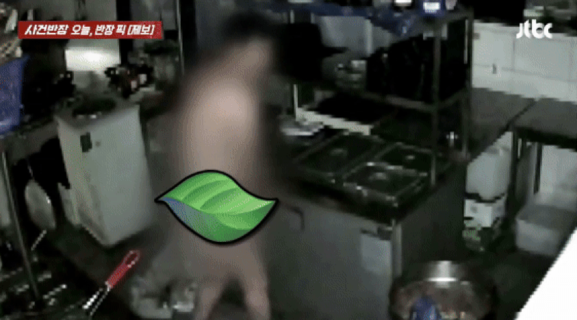 아무도 없는 식당에 알몸으로 들어와 음식을 훔쳐 간 남성의 모습이 CCTV에 고스란히 포착됐다. 영상은 나체 상태로 무한리필 고깃집에 침입해 식재료를 훔친 남성이 CCTV 렌즈 방향을 돌리는 모습. /영=JTBC 
