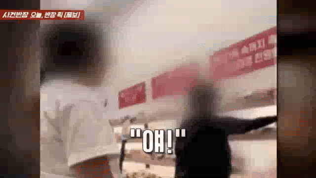 영상은 한 여학생 무리가 중년 여성을 향해 폭언하는 모습. /영상=JTBC 