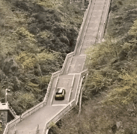 중국 전기차 브랜드 체리자동차가 자연 관광지로 유명한 장가계(장자제)에서 자동차 계단 오르기에 도전하다 추락하는 사고가 발생했다. /사진=유튜브 캡처