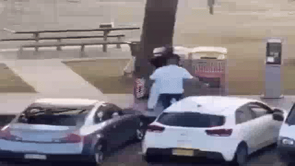 [영상] 총격전 벌이던 괴한에게 맨몸 돌진… 시드니 영웅, 현재 상태는?