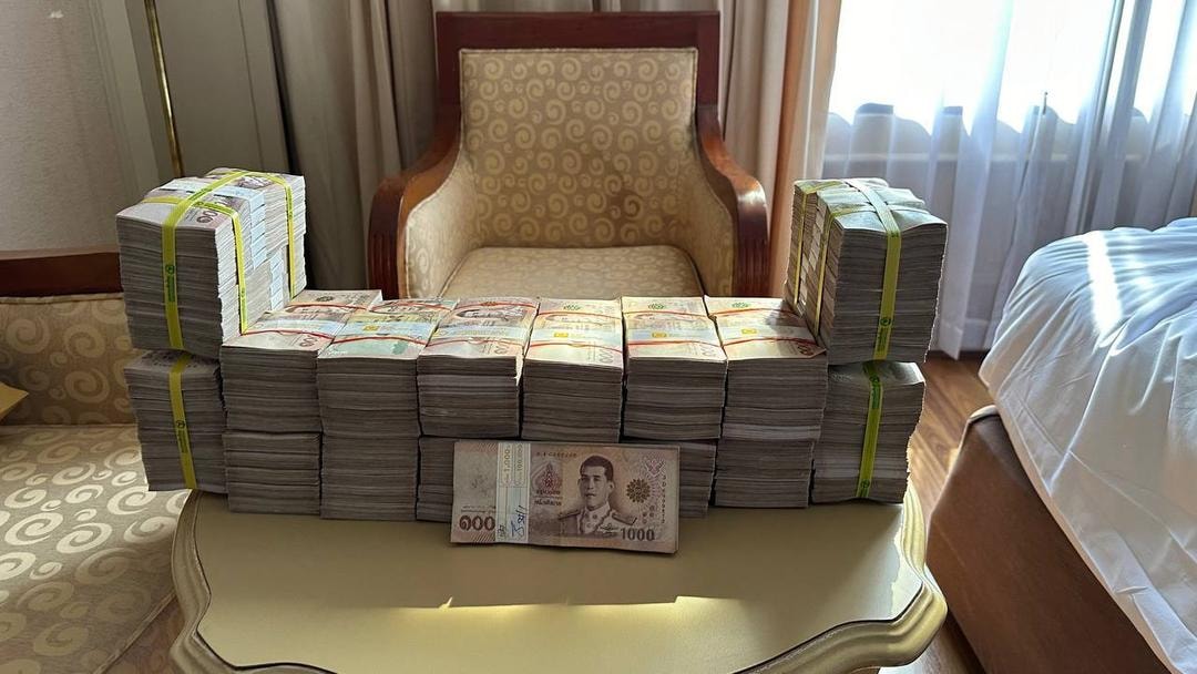 지인의 가상자산 지갑 복구암호문(니모닉코드)을 알아낸 뒤 비트코인 45개(약 59억원 상당)를 탈취한 일당이 경찰에 붙잡혔다. 사진은 피의자들이 가상자산을 탈취해 밧화로 환전한 범죄수익금. /사진=뉴시스