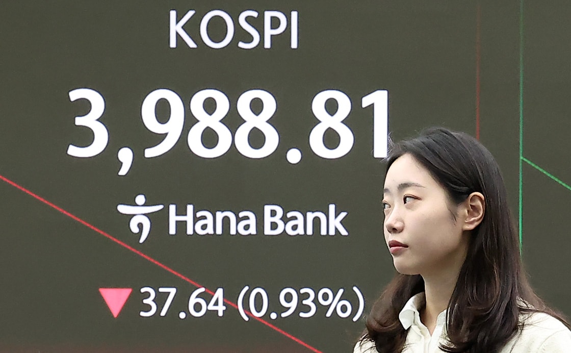 외국인 투자자들이 이달 코스피 시장에서 7조원에 육박하는 순매도에 나선 것으로 나타났다. 사진은 7일 오전 서울 중구 하나은행 본점 딜링룸. /사진=뉴스1