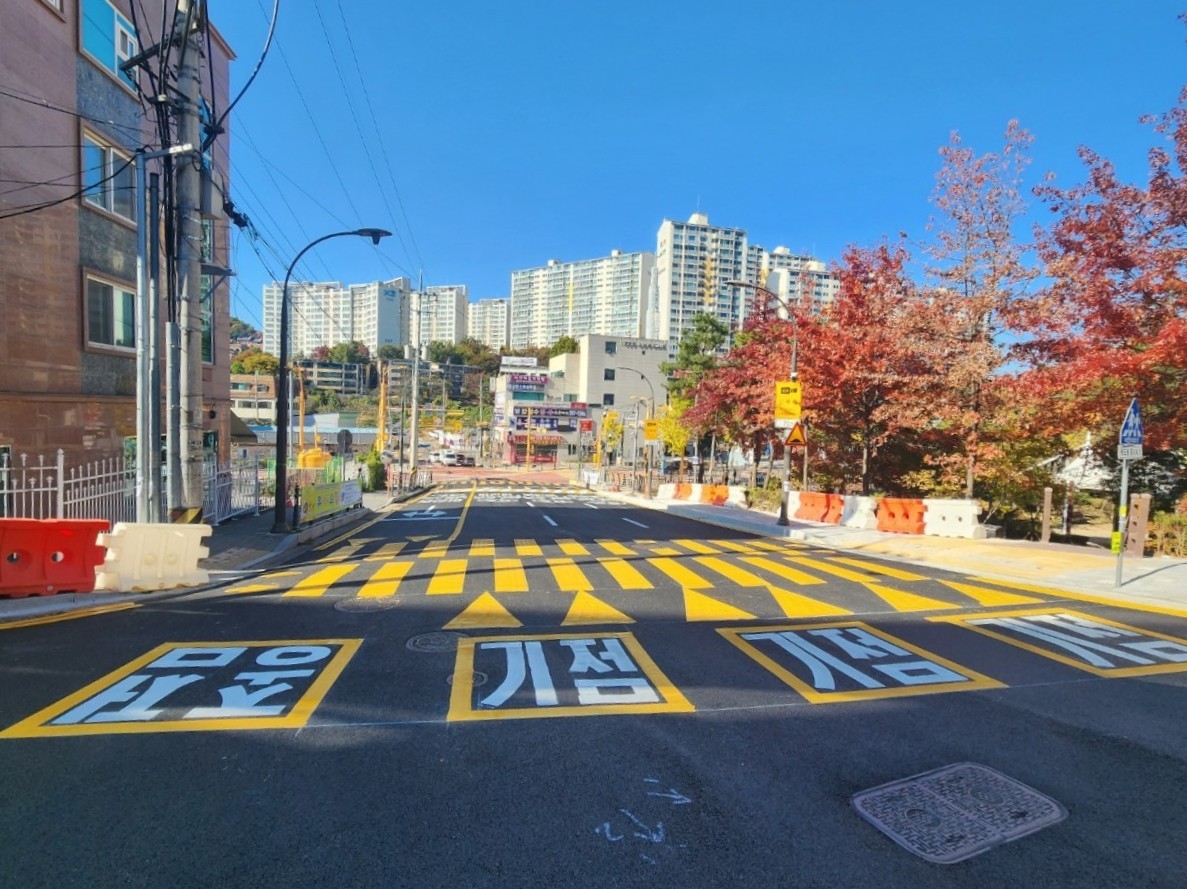 용인특례시 마북동 교동마을 현대홈타운 정문 앞 우회전 전용차로 확장 개선 모습. /사진제공=용인특례시
