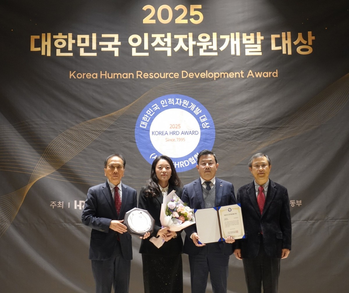한국전력이 지난 10일 제30회 대한민국 인적자원개발 대상을 수상했다. 김종표 한국평생교육총연합회 회장·탁경민 한전 인사처 차장·이정호 한전 인사처 부장·엄준하 한국HRD협회 회장(왼쪽부터) /사진=한국전력