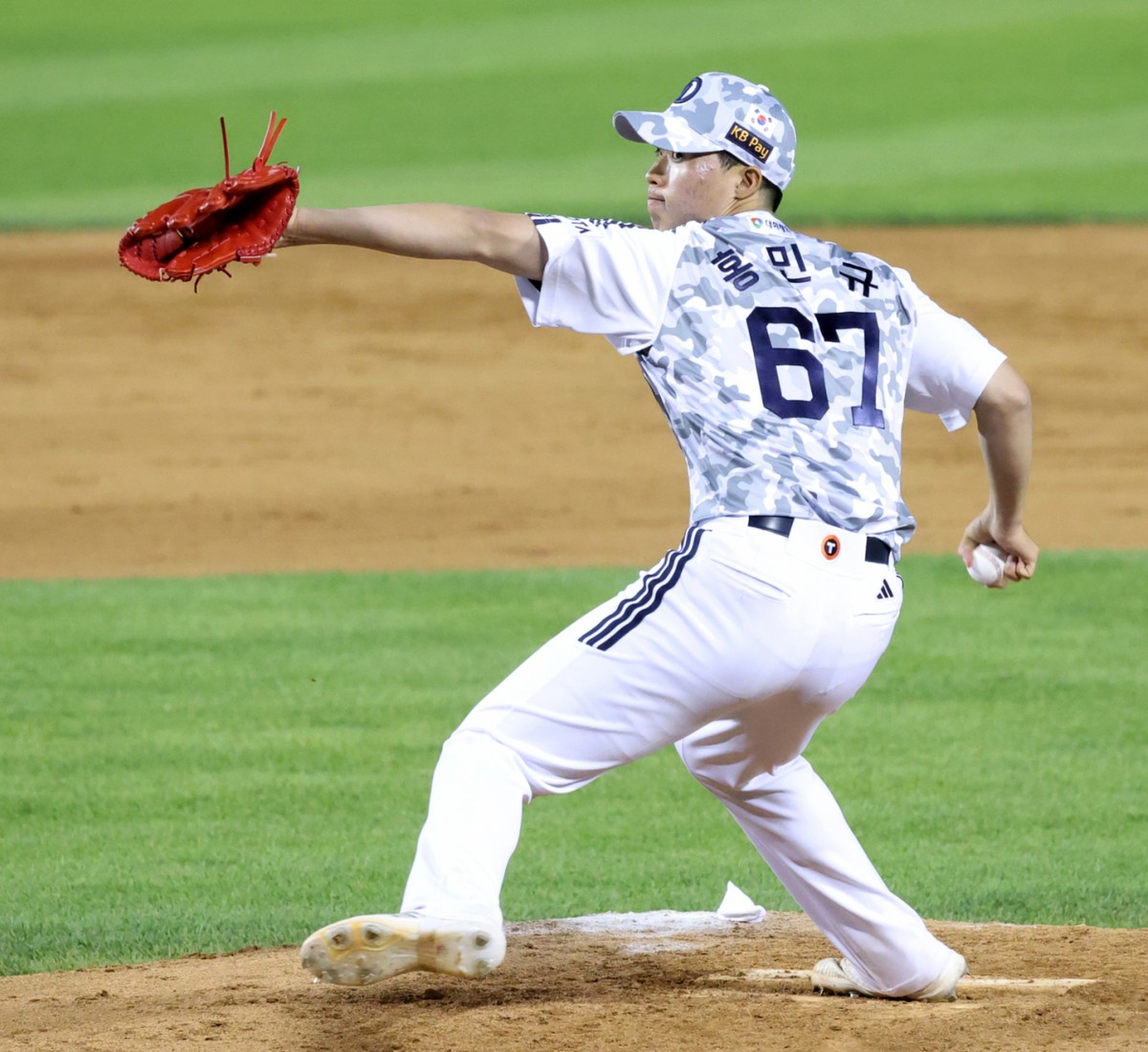 KIA타이거즈가 박찬호의 자유계약선수 보상선수로 신예 우완 투수 홍민규를 지명했다. 사진은 두산에서 활약한 홍민규. /사진=스타뉴스