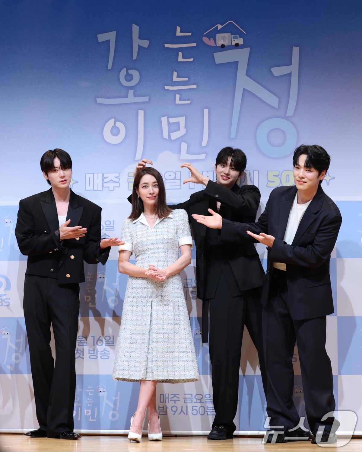 배우 안재현(왼쪽부터)과 이민정, 김재원, 김정현이 16일 오전 서울 영등포구 여의도동 KBS 아트홀에서 열린 KBS 2TV 새 예능 프로그램 '가는정 오는정 이민정'(이하 '가오정')의 제작발표회에 참석해 포즈를 취하고 있다. '가오정'은 이민정이 시골마을에 생필품을 실은 이동식 편의점을 배달하고 하룻밤을 보내며 다양한 이야기를 나눠보는 예능이다. 2025.5.16/뉴스1 ⓒ News1 권현진 기자