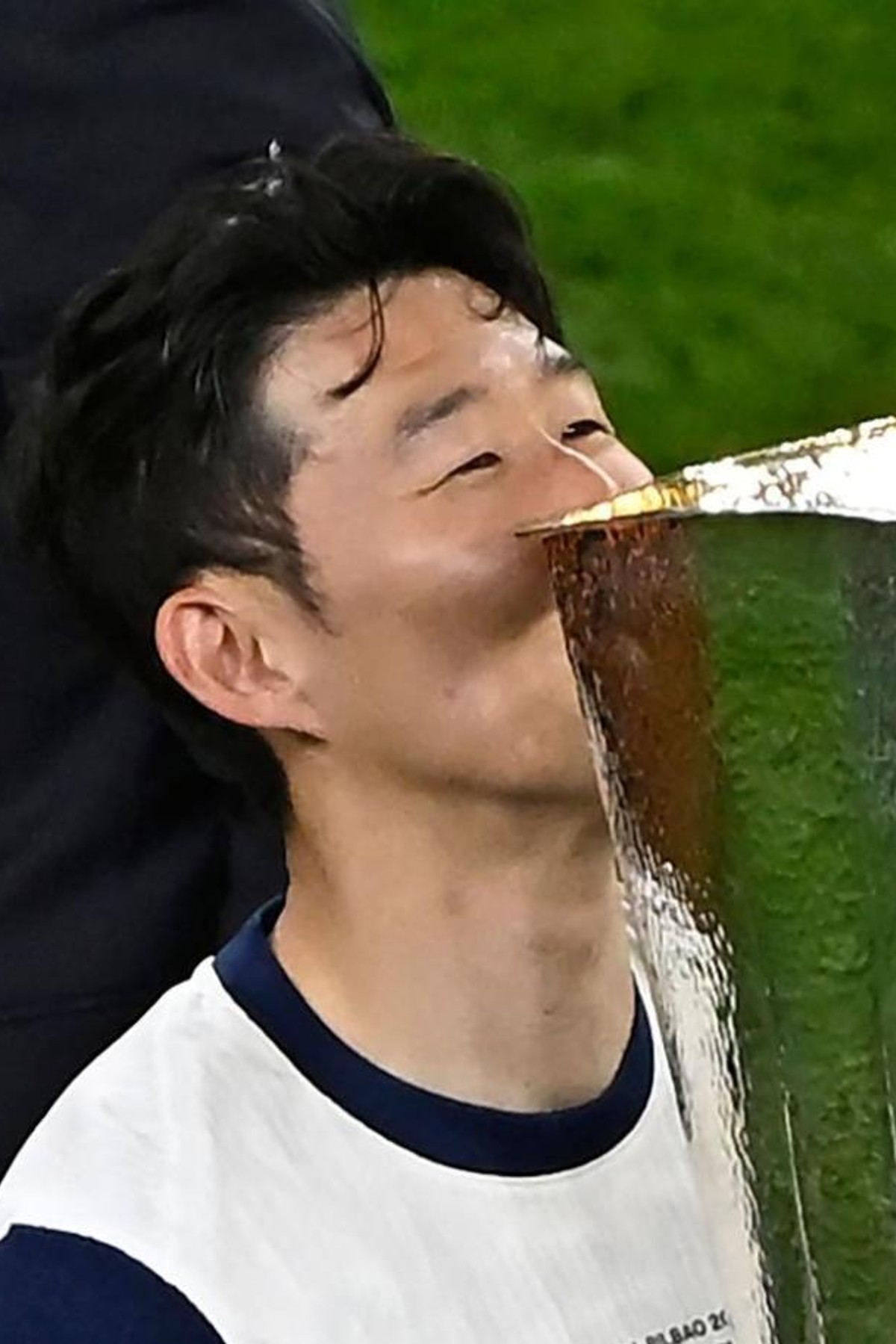 토트넘 손흥민이 22일(한국시간) 스페인 빌바오 산 마메스 경기장에서 열린 2024-25 유럽축구연맹(UEFA) 유로파리그(UEL) 결승전 맨체스터 유나이티드와 경기에서 1대0 승리 후 우승 트로피에 입을 맞추고 있다. 2025.5.22 ⓒ AFP=뉴스1