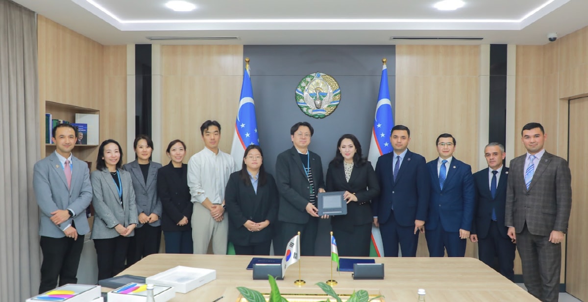 코이카 우즈베키스탄 사무소장(가운데 왼쪽)과 우즈베키스탄 유아일반교육부 장관(가운데 오른쪽) 및 관계자들이 지난해 11월 혁신제품 실증사업 지원체계 견고화를 위한 ‘KOICA 혁신제품 현지실증 프로젝트 MOU’ 체결식에서 기념 사진을 찍고 있다. /사진=코이카