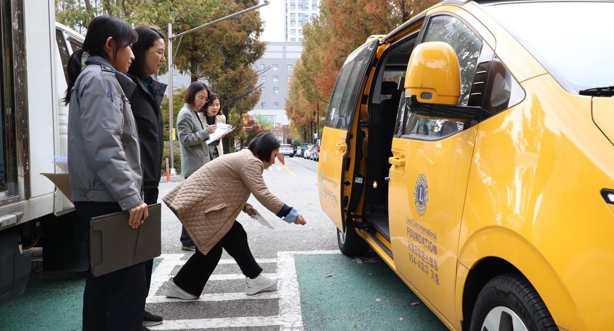 아동의 안전한 이동환경 조성을 위해 지역아동센터 어린이통학버스 안전점검을 실시하는 모습. /사진제공=안양시