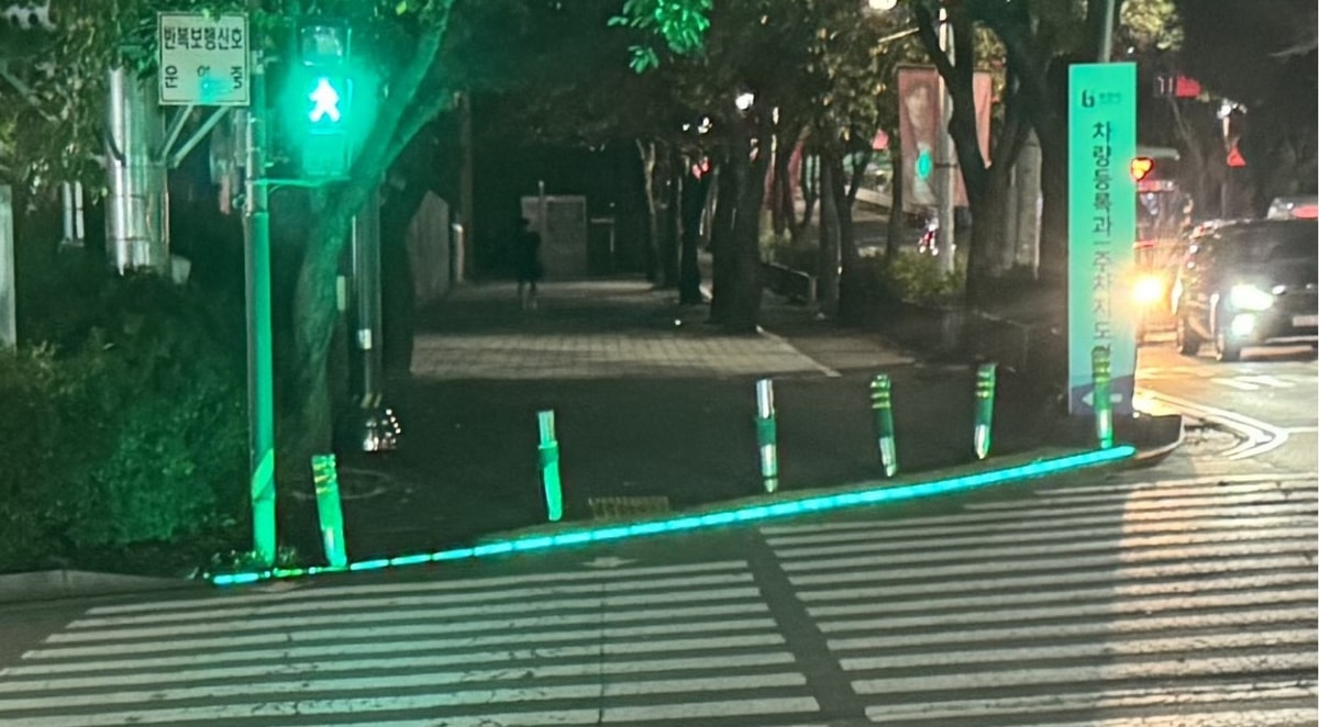  '스몸비족' 등 교통약자의 사고 위험을 줄이기 위해  설치한 바닥형신호등.  /사진제공=경기도