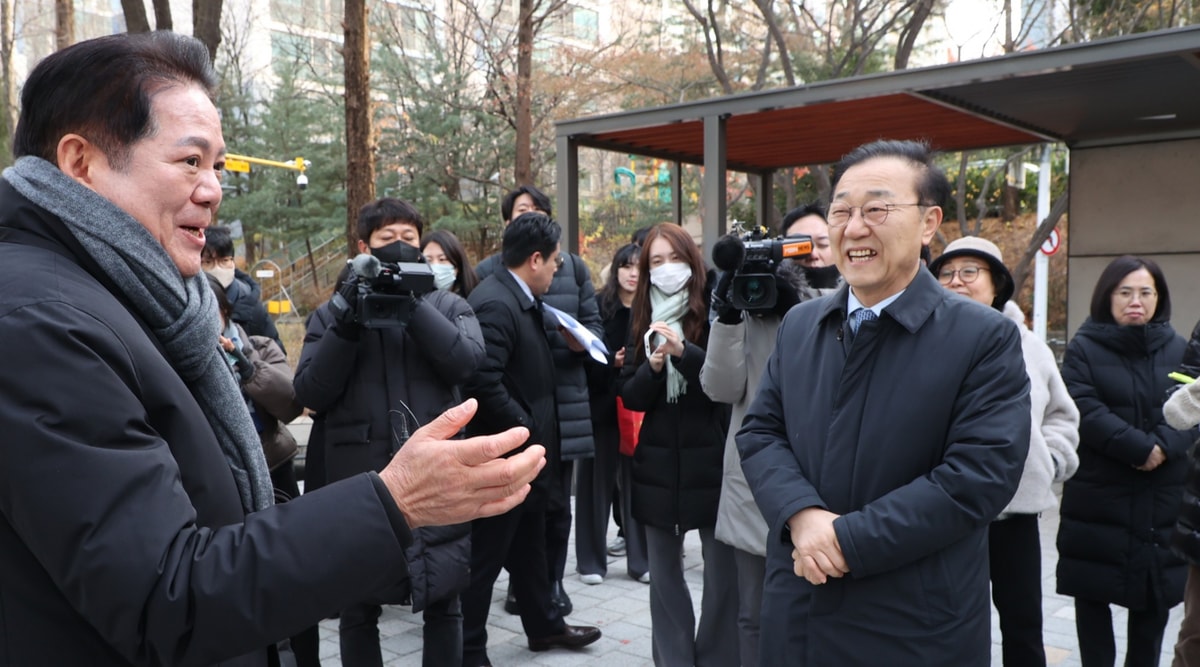 최대호 안양시장(왼쪽)이 3일 김윤덕 국토부장관(오른쪽) 등과 평촌신도시 선도지구를 방문 현장을 둘고보고 있다. /사진제공=안양시 