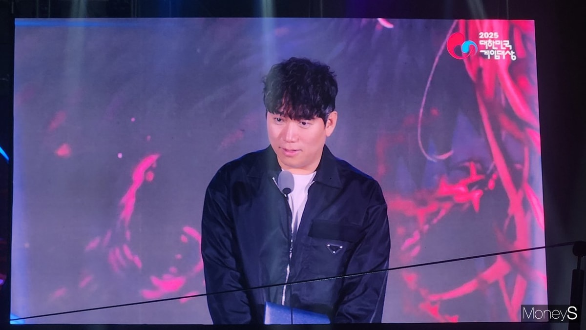 12일 부산 해운대구 벡스코에서 '2025 대한민국 게임대상'에서 최우수상을 받은 윤명진 네오플 대표가 수상소감을 말하고 있다. /사진=양진원 기자