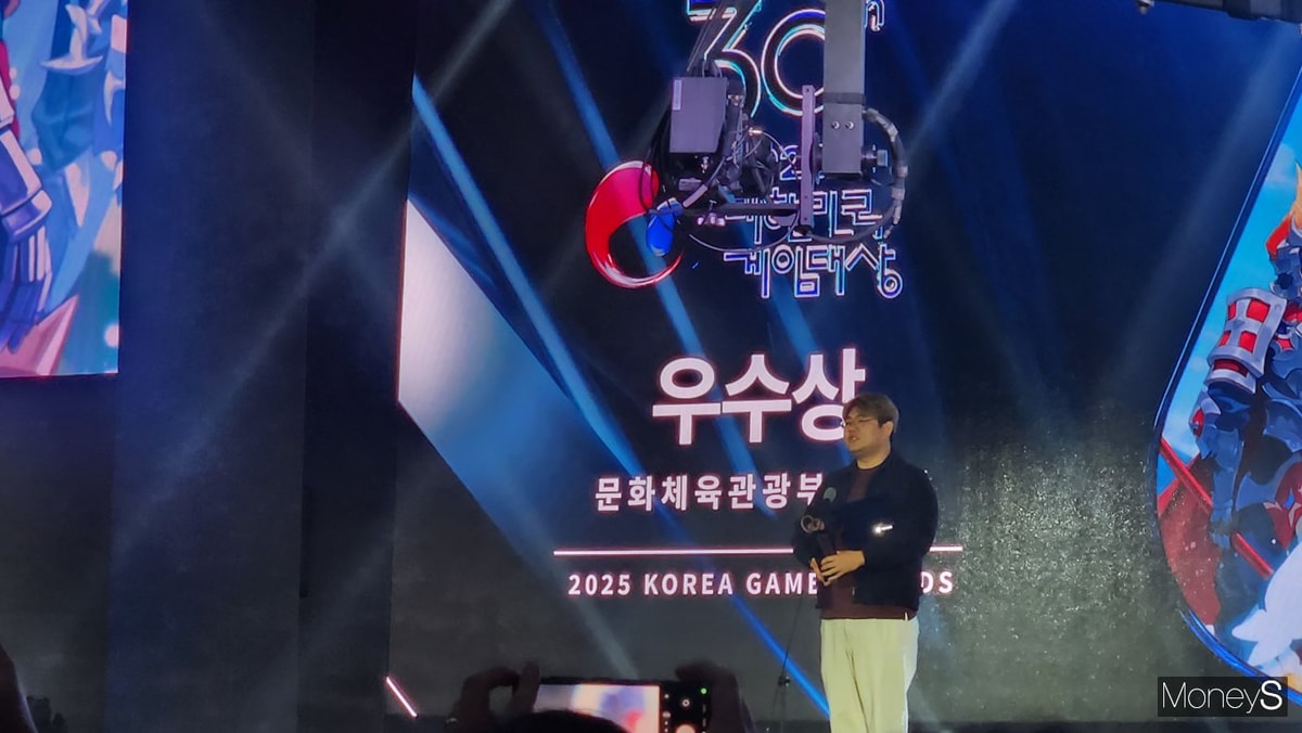 12일 부산 해운대구 벡스코에서 '2025 대한민국 게임대상'에서 우수상을 받은 김정민 넷마블넥서스 대표가 수상소감을 말하고 있다. /사진=양진원 기자