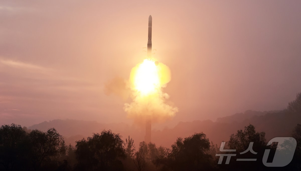 (평양 노동신문=뉴스1) = 북한 노동당 기관지 노동신문은 1일 '경애하는 김정은 동지께서 10월 31일 아침 공화국 전략무력의 절대적 우세를 영구화하는데서 획기적 이정표를 세우는 중대한 시험을 현지에서 직접 지도하시었다＂라며 전날 발사한 ICBM의 사진을 공개했다. 북한은 전날 발사한 ICBM의 이름이 '화성-19형'이며 북한의 개발한 ICBM의 '최종완결판'이라고 주장했다. [국내에서만 사용가능. 재배포 금지. DB 금지. For Use Only in the Republic of Korea. Redistribution Prohibited] rodongphoto@news1.kr